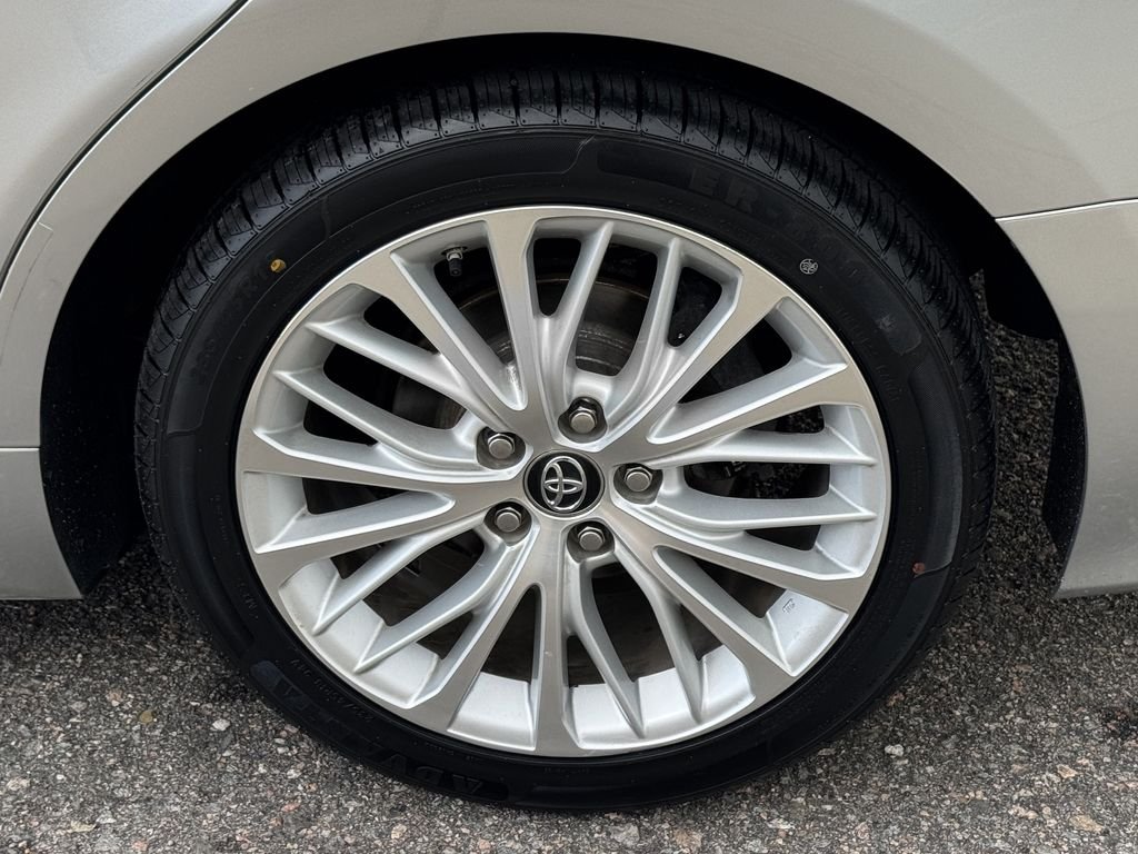 Used 2018 Silver Toyota XLE image 14