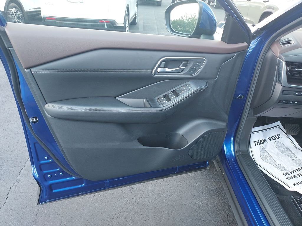 Used 2023 Blue Nissan Platinum image 12