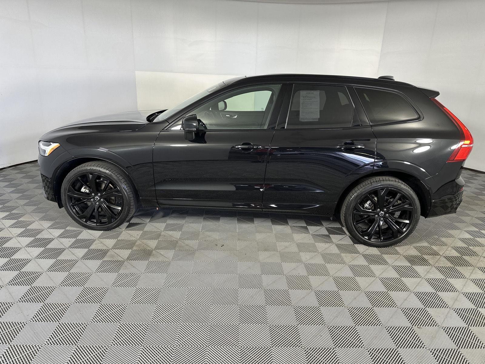 Used 2024 Onyx Black Metallic Volvo Ultimate Black Edition image 13