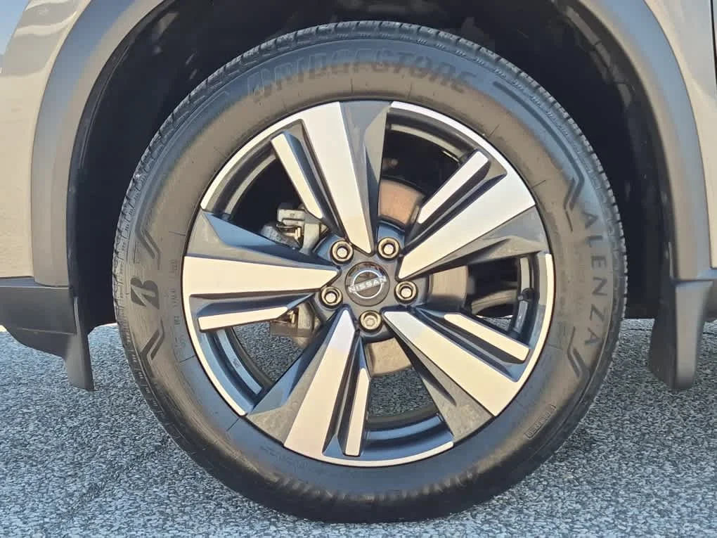 Certified Used 2023 Gun Metallic Nissan SL image 6