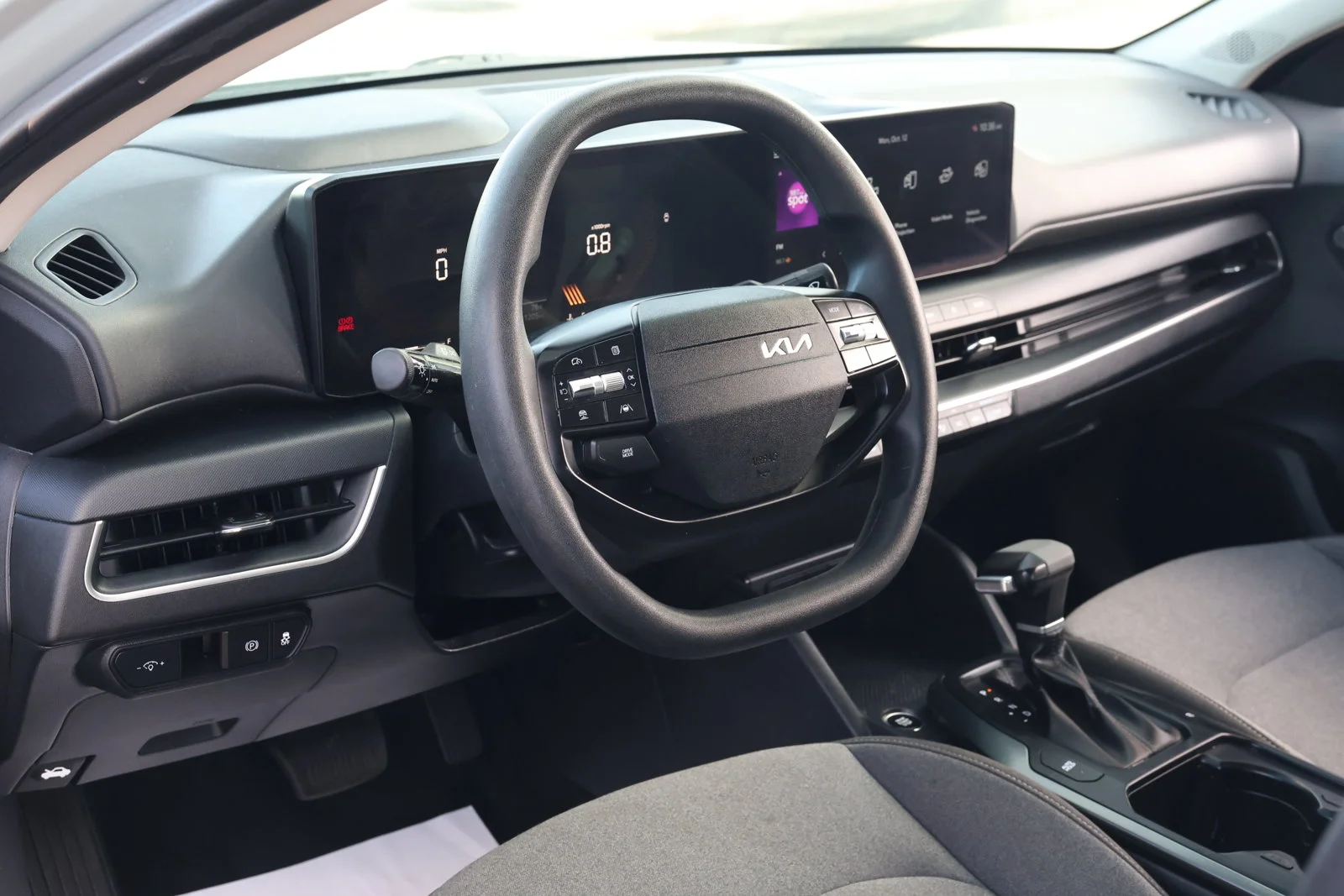 2025 Kia K4 LXS - Photo 13