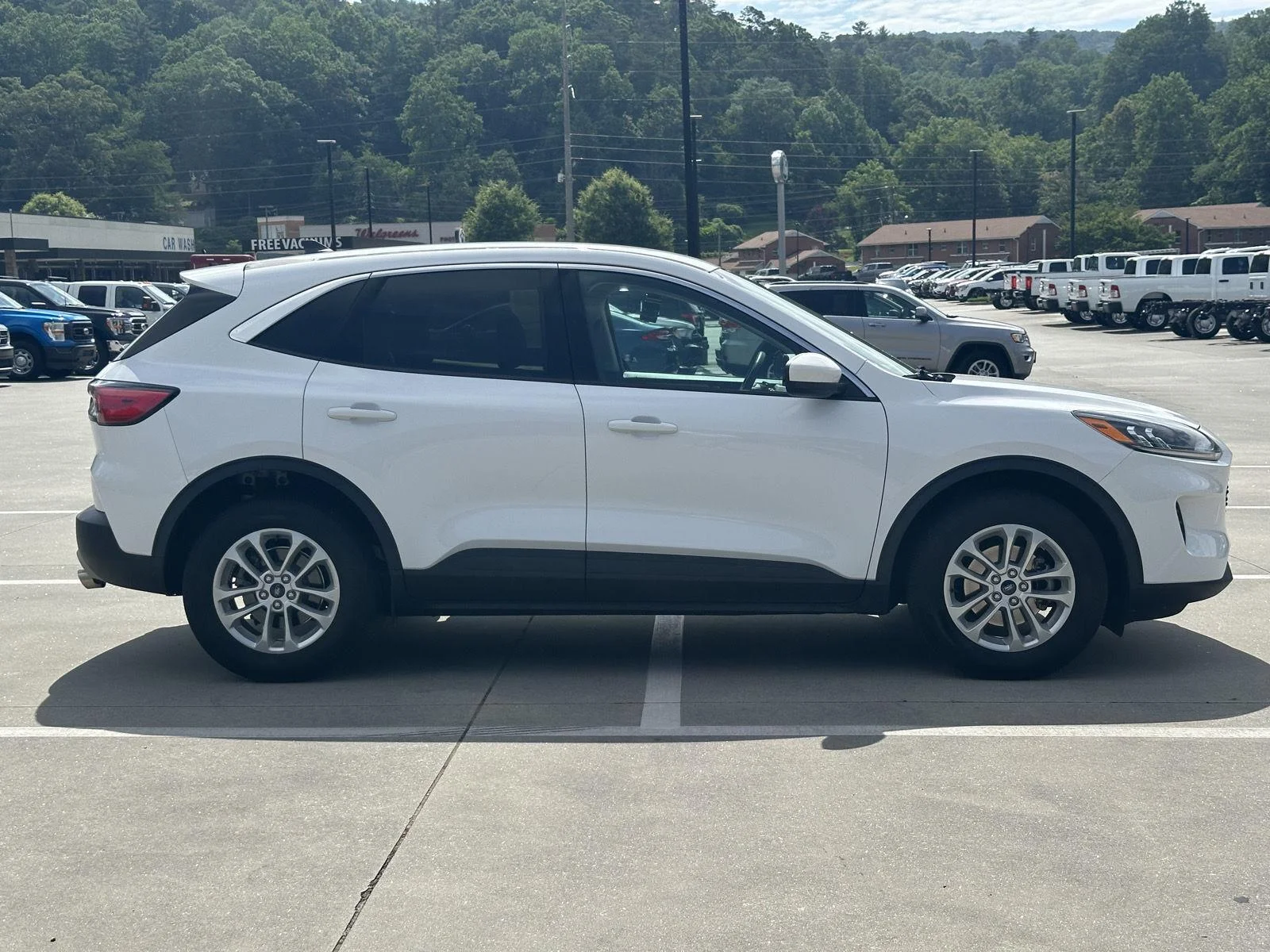 Used 2021 Oxford White Ford SE image 8