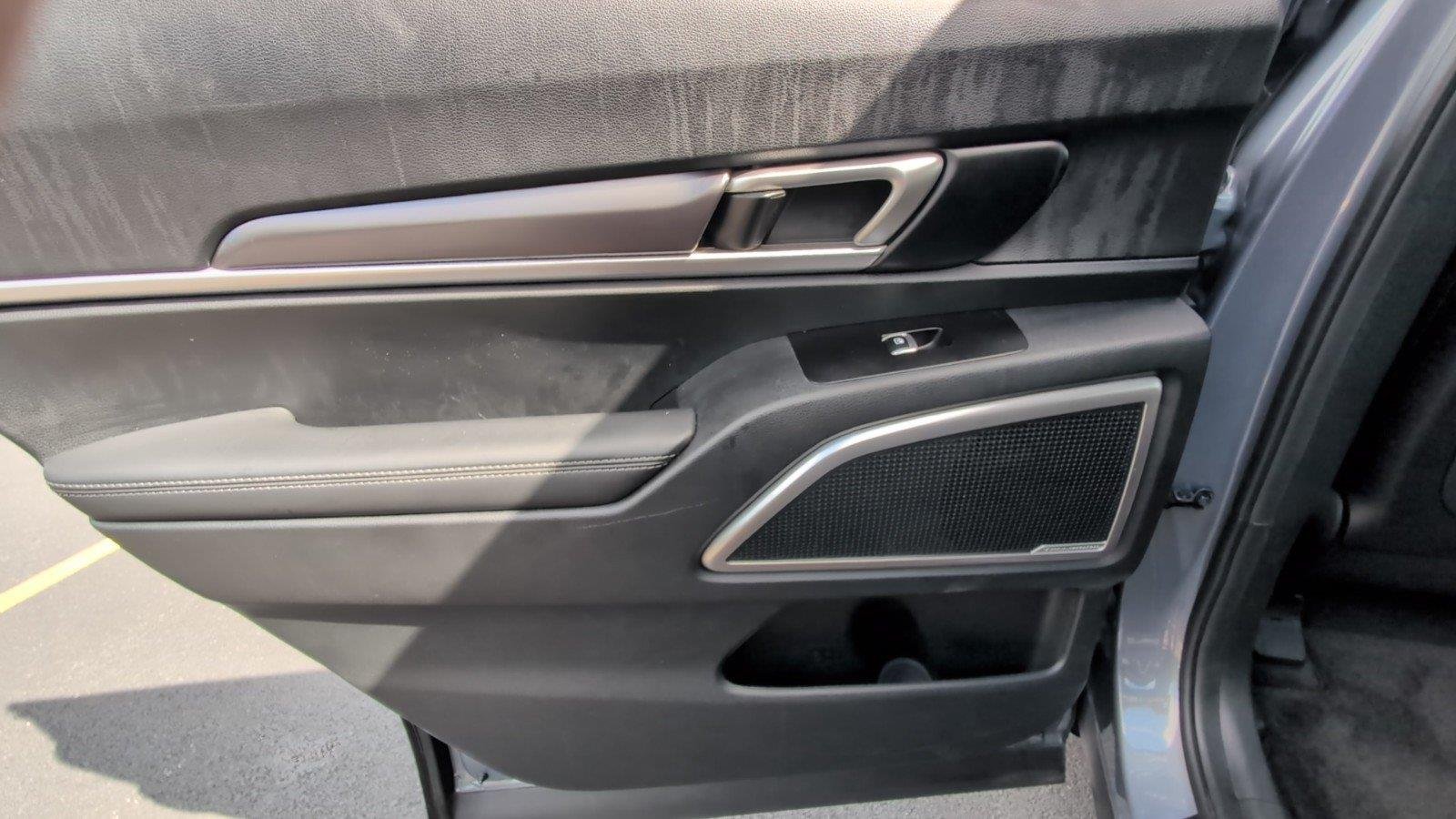 Used 2025 Everlasting Silver Kia S image 39