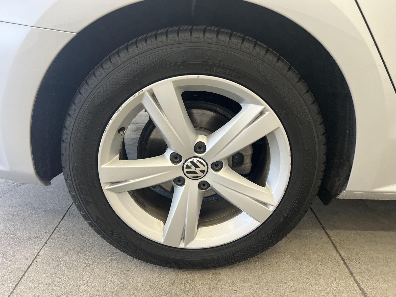 Used 2013 Reflex Silver Metallic Volkswagen 2.5L SE image 9