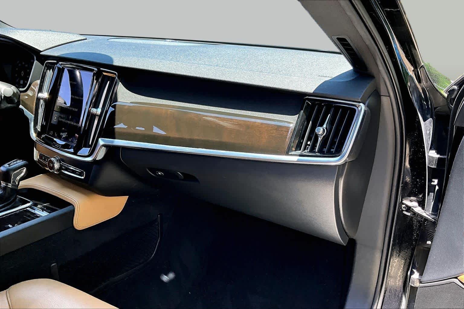 Used 2018 Onyx Black Metallic Volvo Momentum image 17