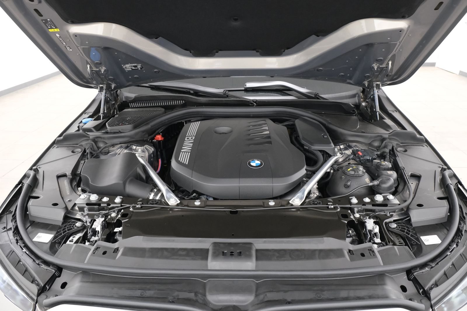New 2027 Oxide Grey Metallic BMW 540i xDrive image 42