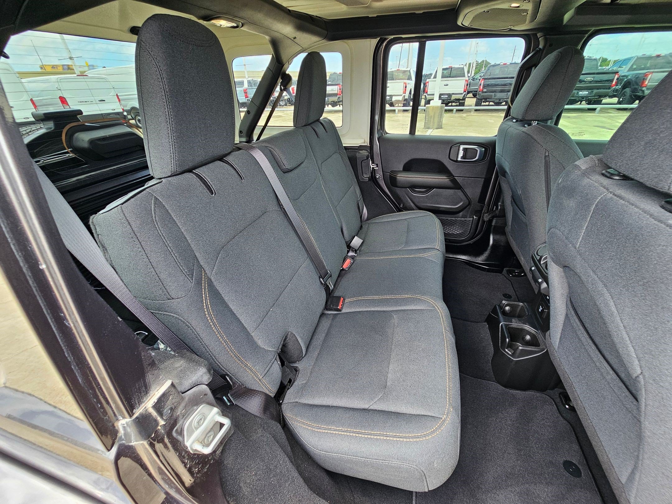 Used 2025 Granite Crystal Clearcoat Metallic Jeep Sahara image 27