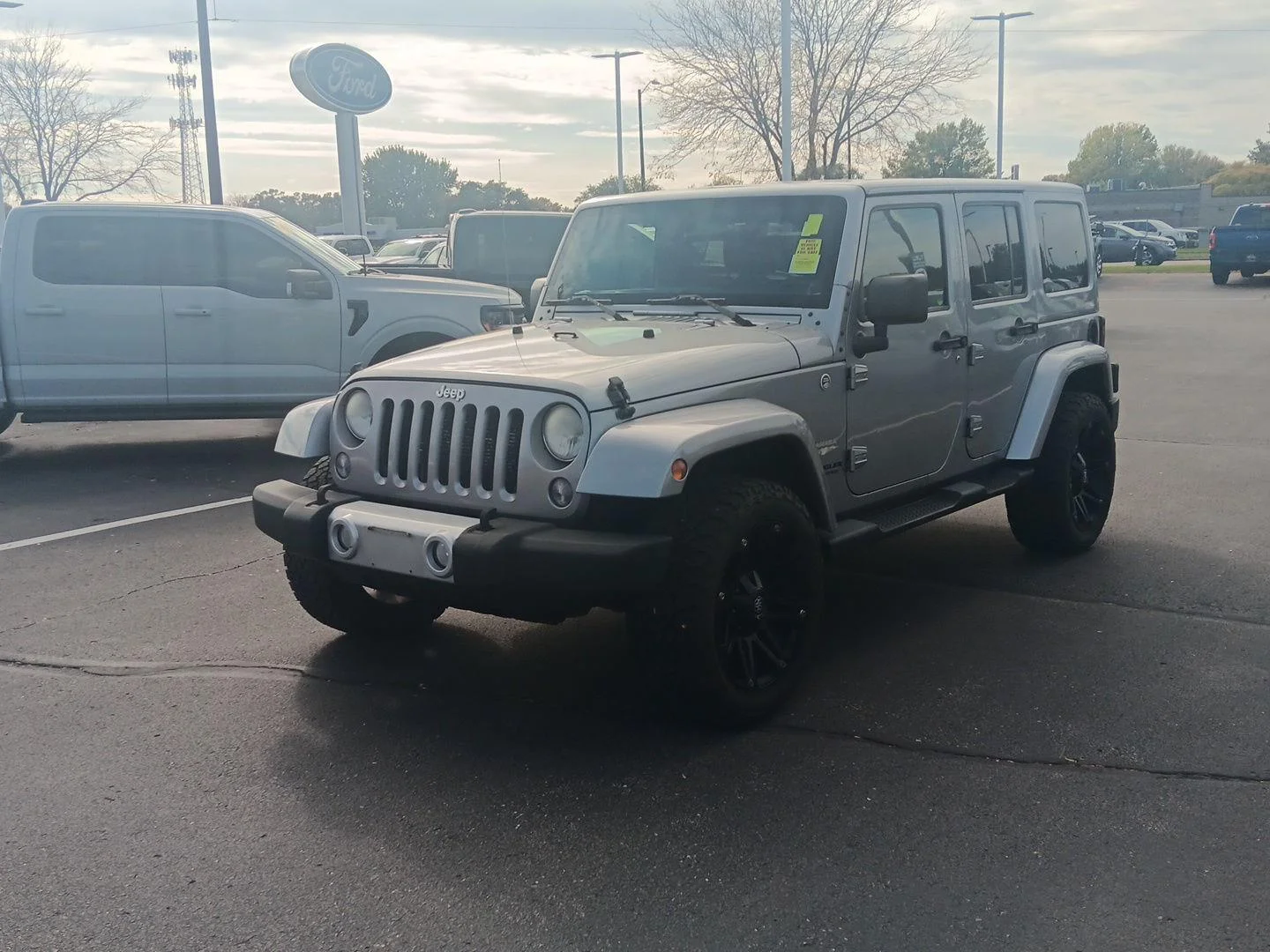 Used 2014 Billet Metallic Clearcoat Jeep Sahara image 11
