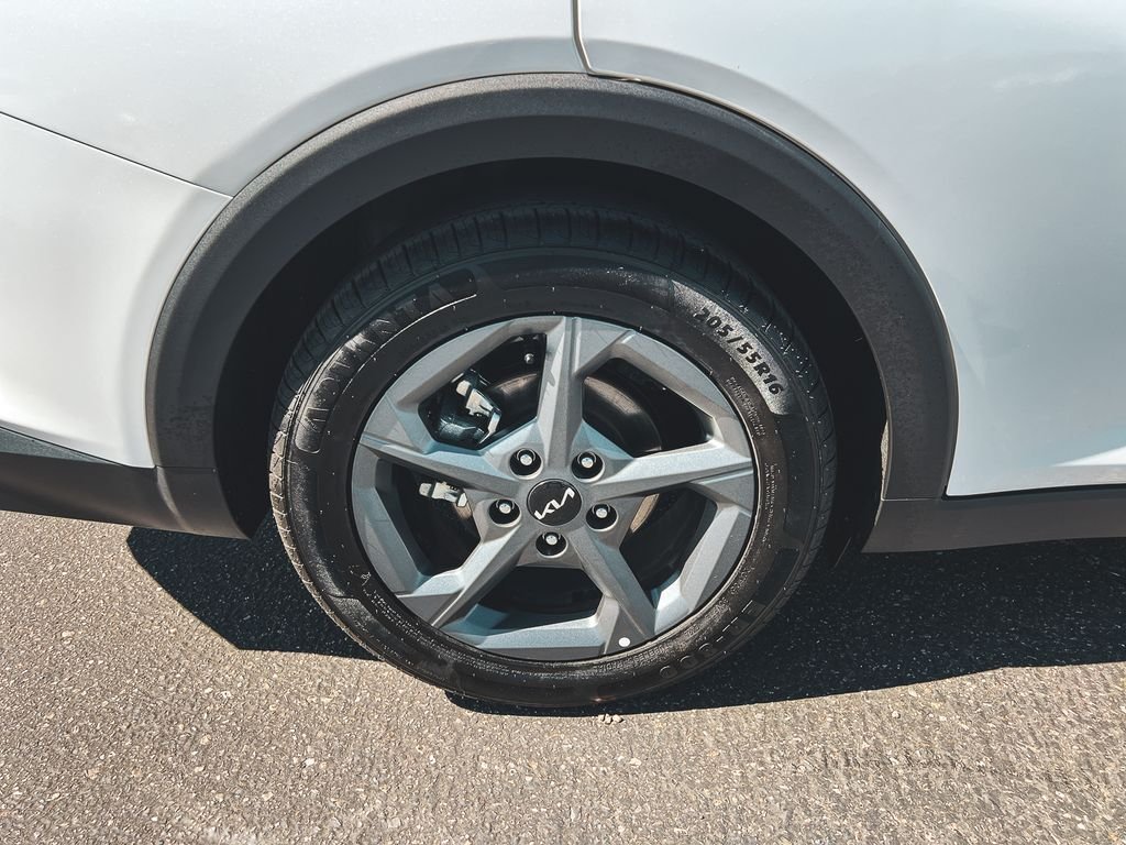 Used 2025 White Kia LXS image 12