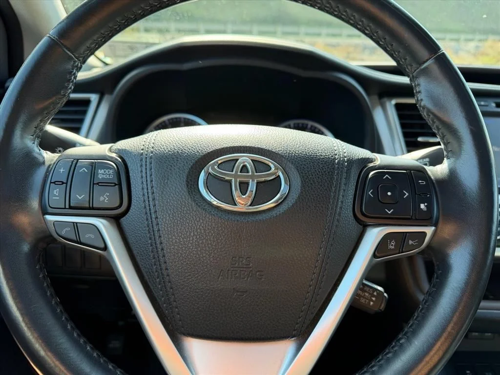 Used 2017 Black Toyota XLE image 16