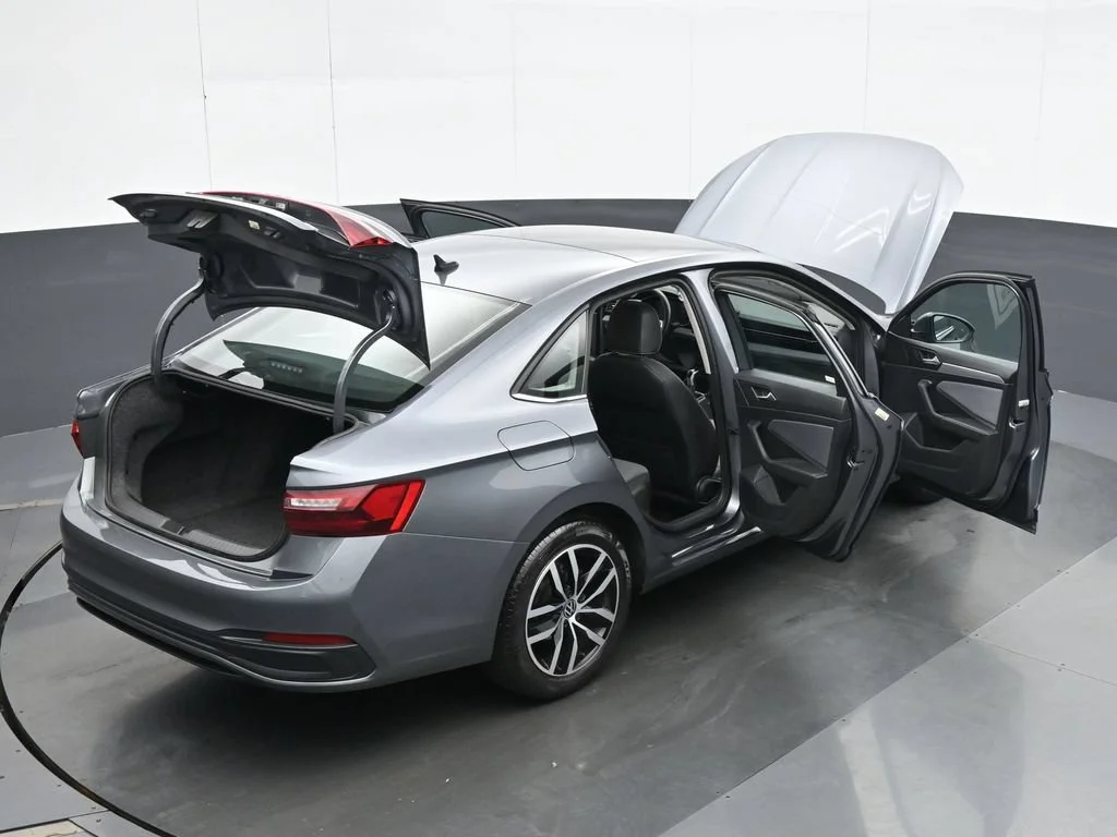 Used 2025 Gray Volkswagen 1.5T SE image 40