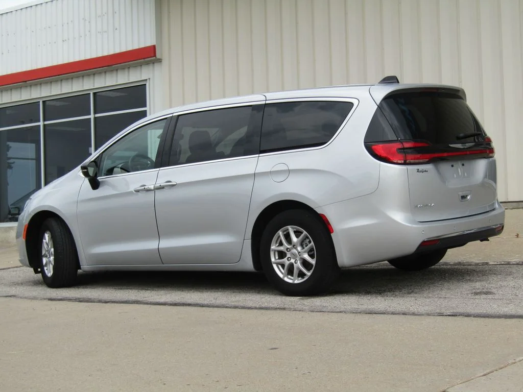 Used 2024 Silver Chrysler Touring L image 10