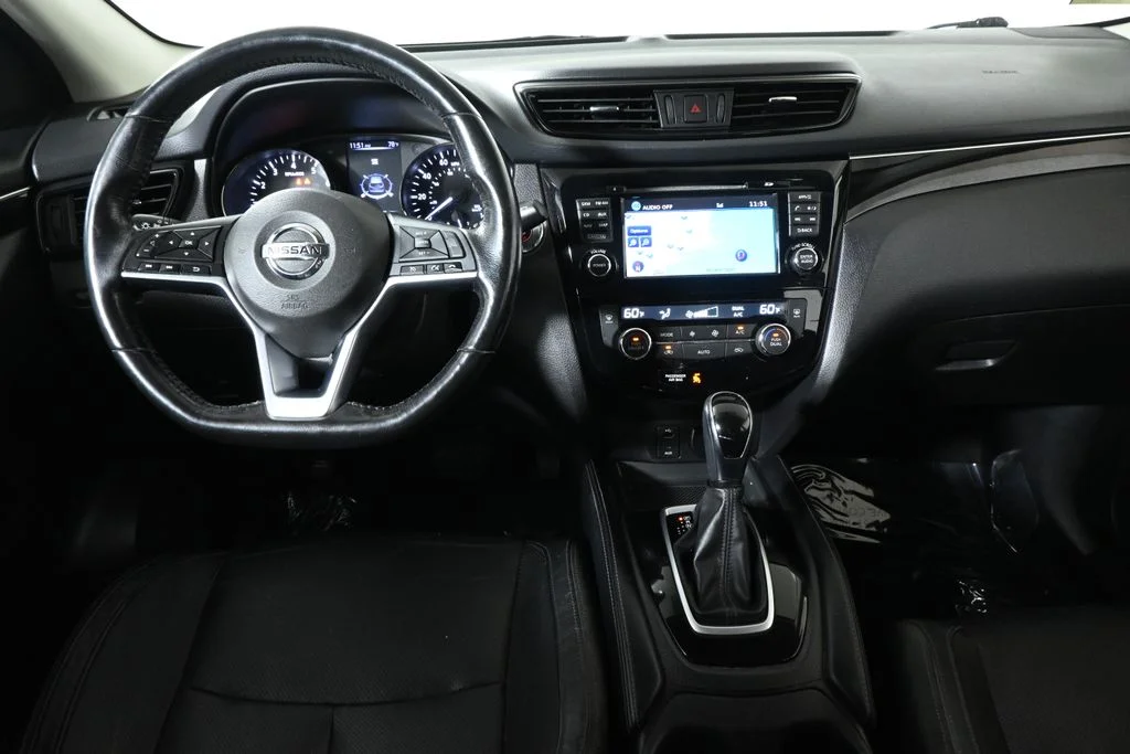 Used 2017 Blue Nissan SL image 17