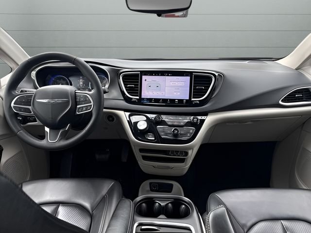 Used 2023 White Chrysler Touring L image 11