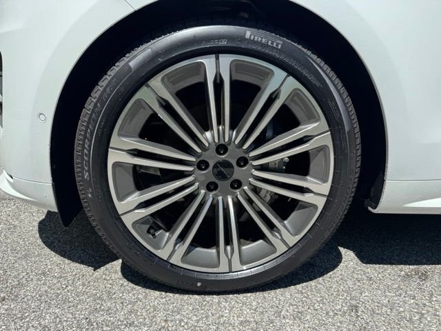New 2026 Fuji White Land Rover Dynamic SE image 2