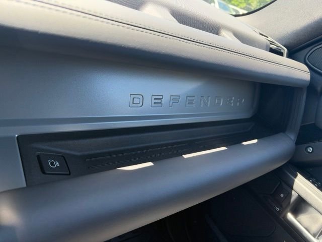 Certified Used 2025 Black Land Rover V8 image 34