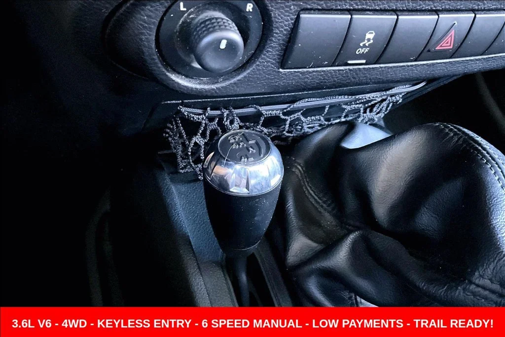 Used 2017 Silver Jeep Unlimited Sport image 17