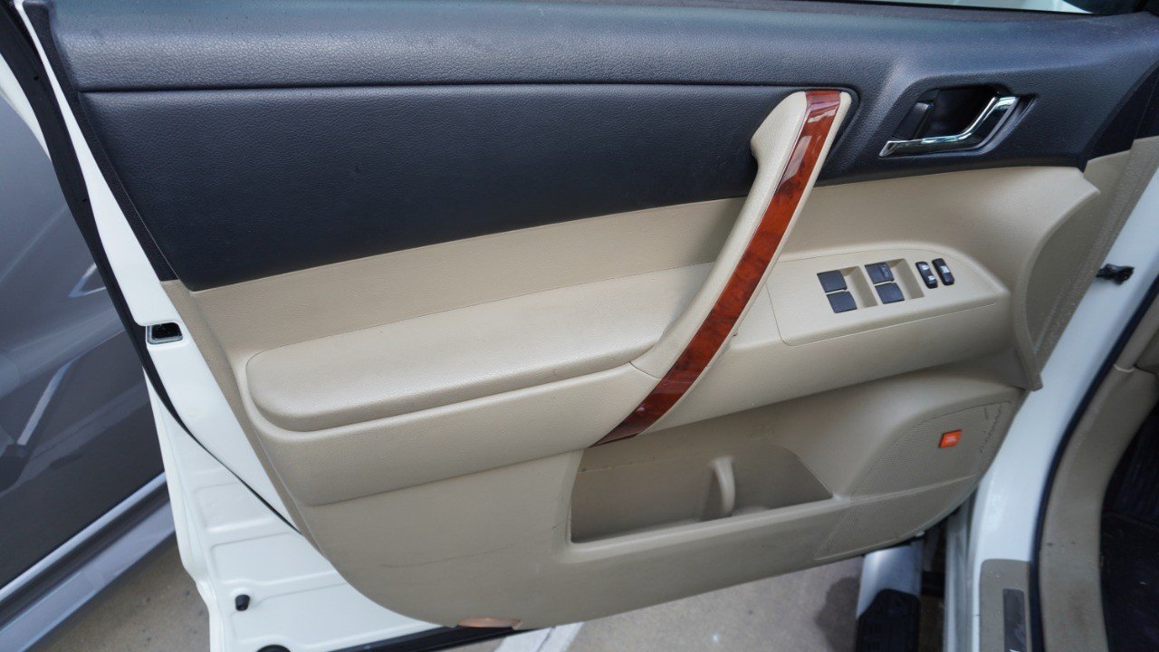 Used 2011 White Toyota Limited image 17