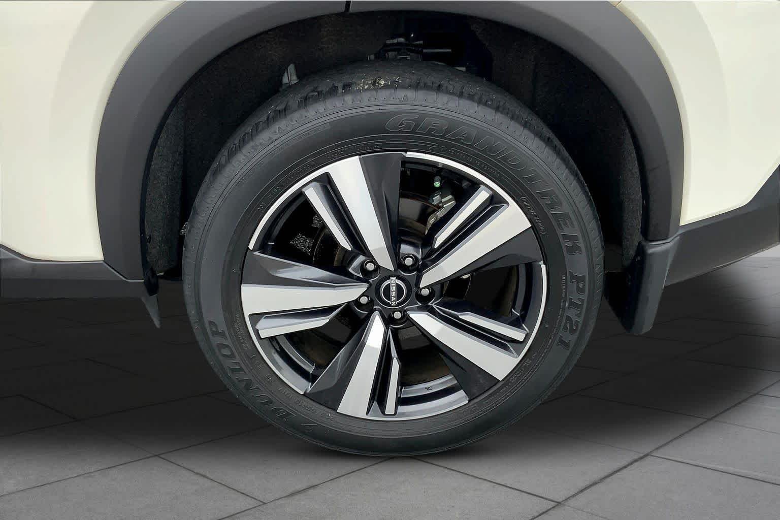 Used 2023 Pearl White Tricoat/Super Black Nissan SL image 18