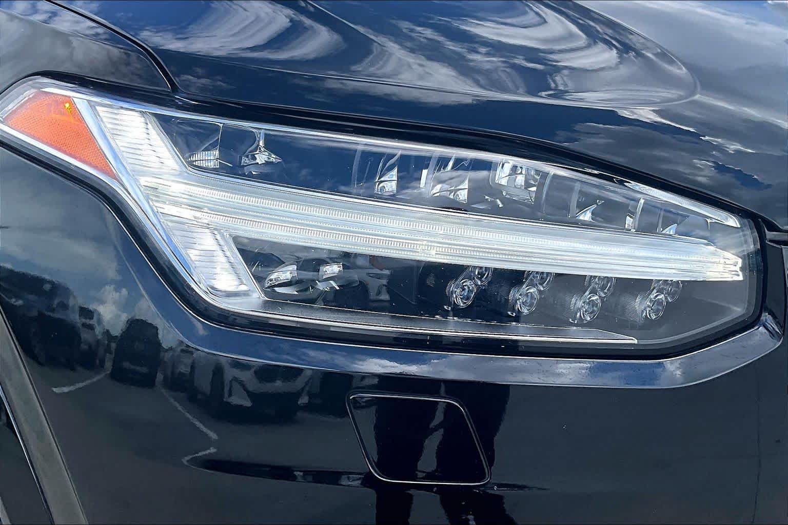 Used 2022 Onyx Black Metallic Volvo Momentum image 26
