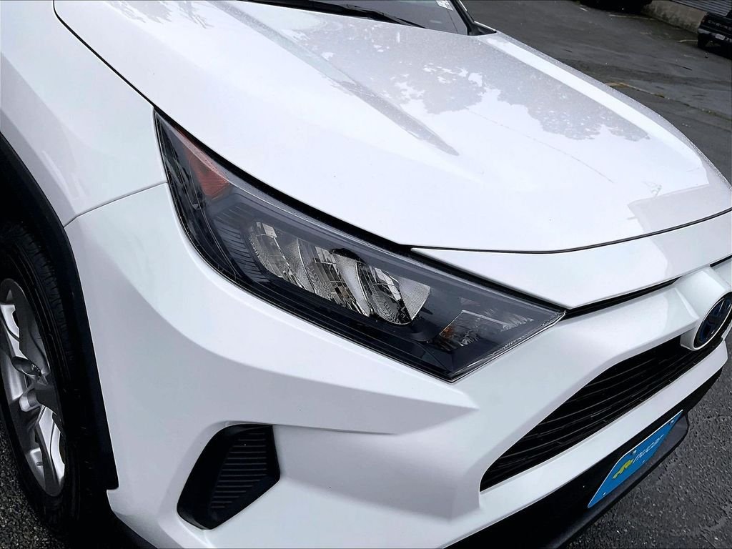 Used 2022 White Toyota LE image 31