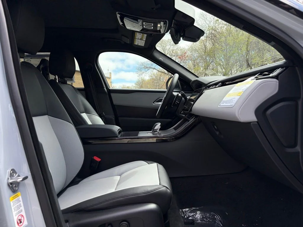 New 2026 Arroios Grey Land Rover Dynamic SE image 15