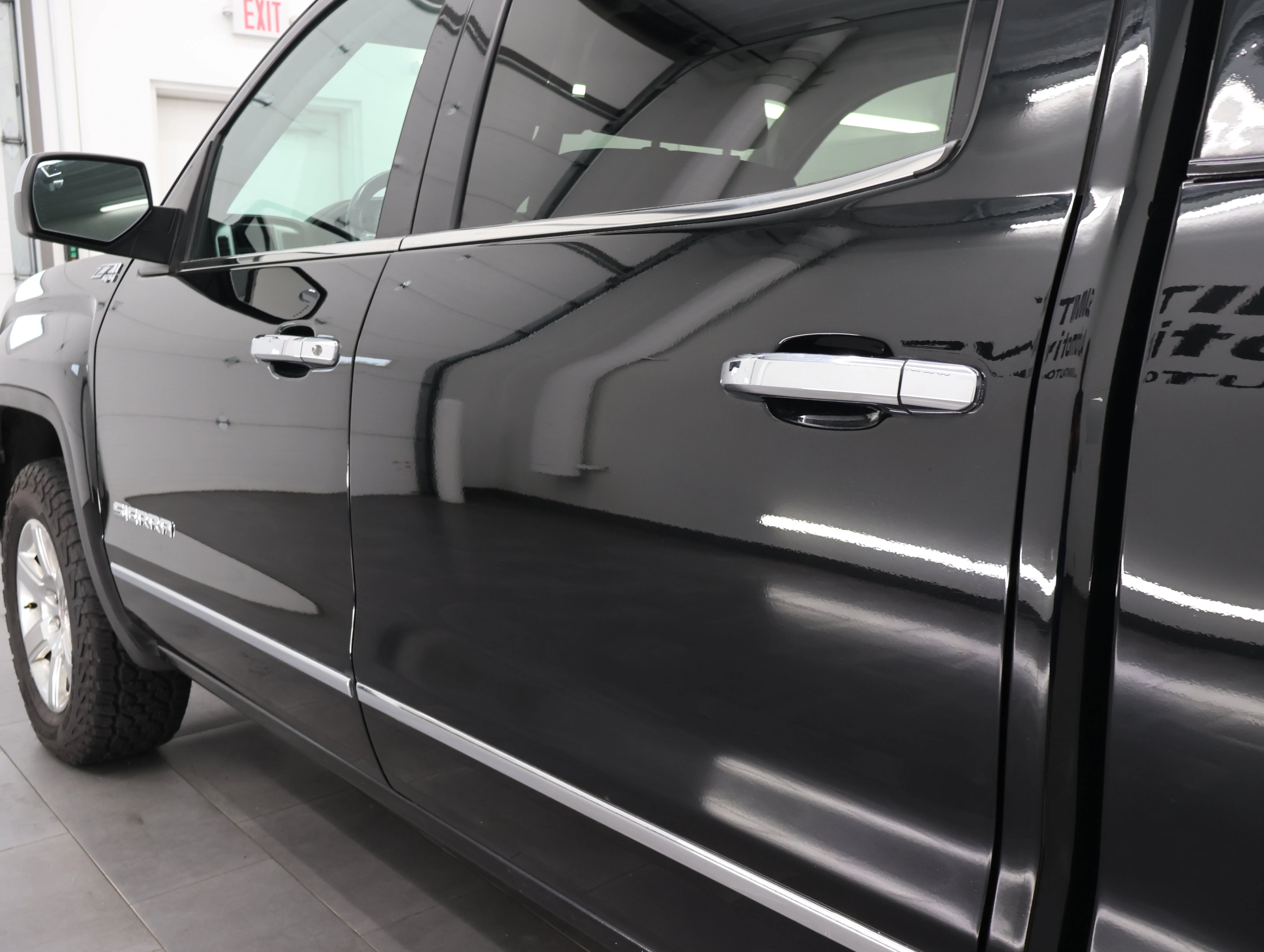 Used 2017 Onyx Black GMC SLT image 30