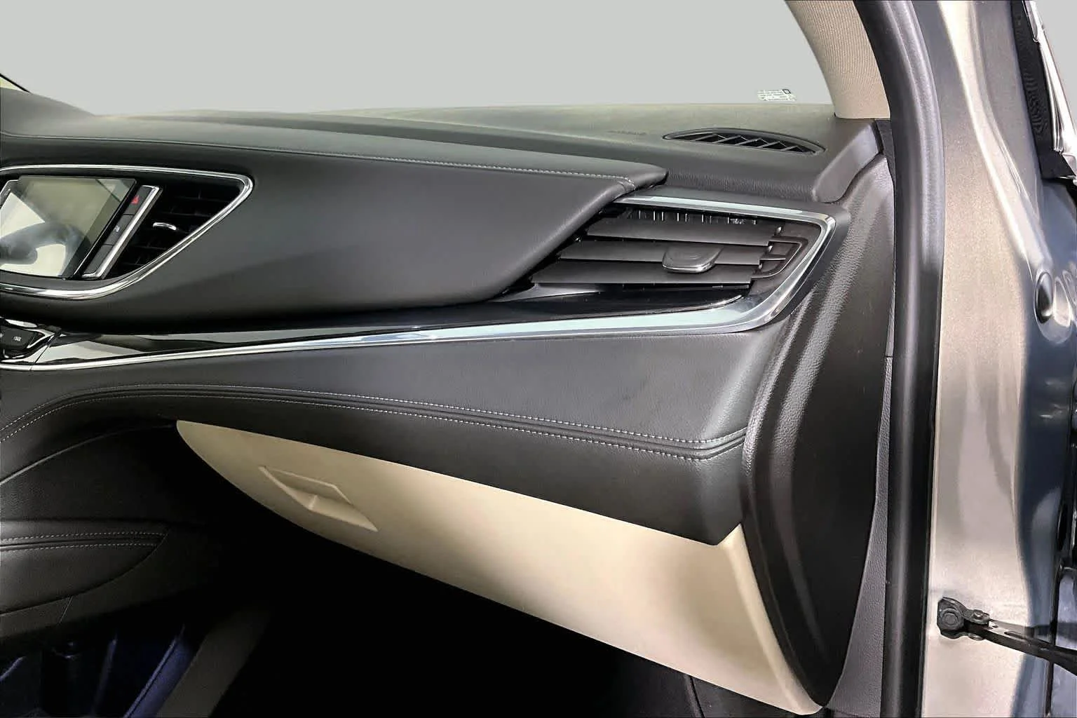 Used 2018 Pepperdust Metallic Buick Essence image 16