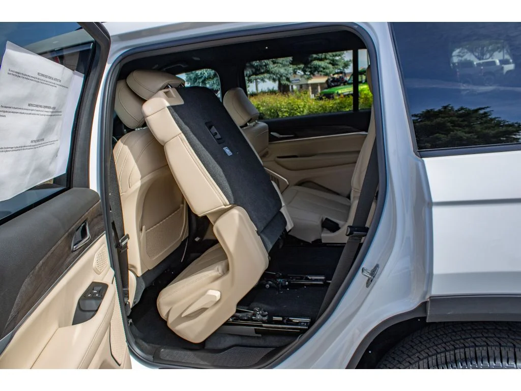 New 2026 Bright White Clear-Coat Exterior Paint Jeep Limited image 20