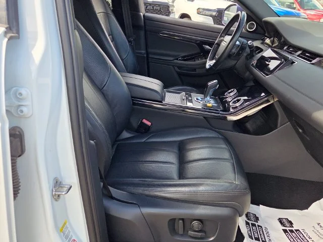 Used 2020  Land Rover R-Dynamic SE image 18