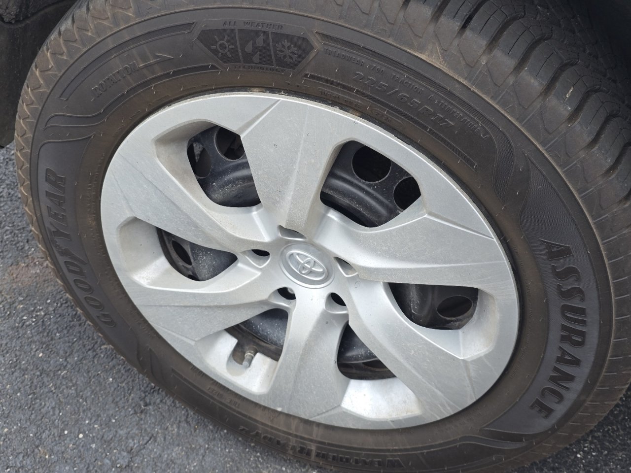 Used 2021 White Toyota LE image 18