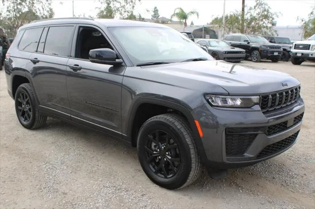 New 2026 Baltic Gray Metallic Clear-Coat Exterior Paint Jeep Laredo image 3