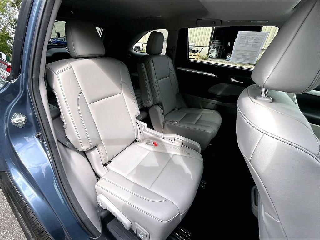 Used 2017 Shoreline Blue Pearl Toyota XLE image 16