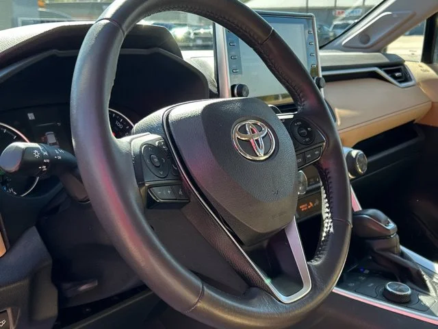 Used 2022 White Toyota XLE Premium image 34