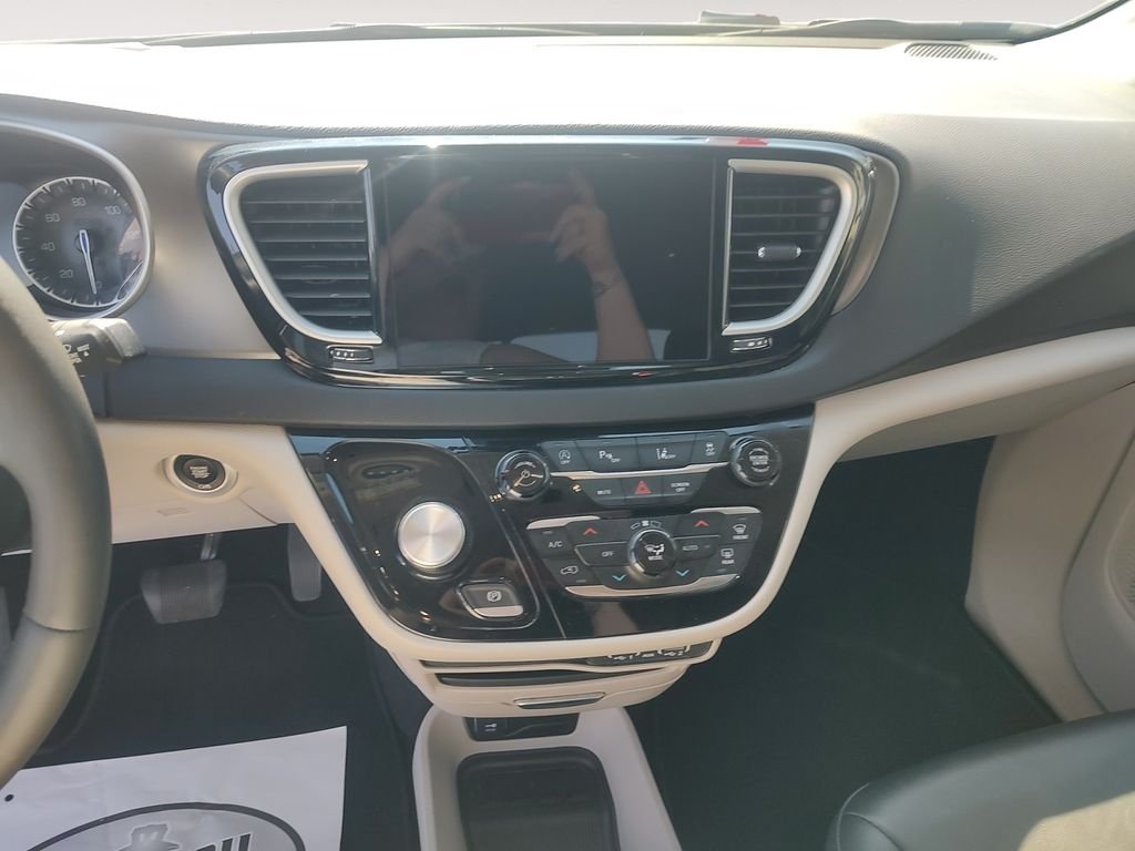 Used 2024 Silver Chrysler Touring L image 11