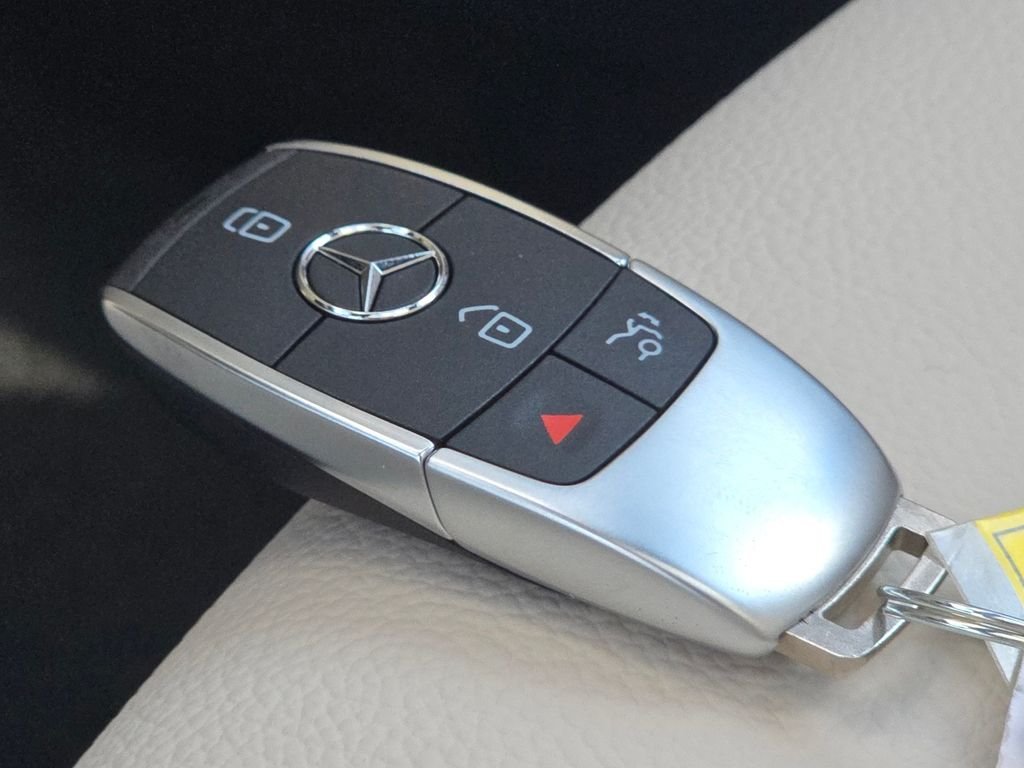New 2026 Polar White Mercedes-Benz GLB 250 image 37