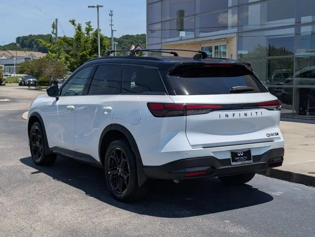 New 2027 2T RAD WHT INFINITI SPORT image 3