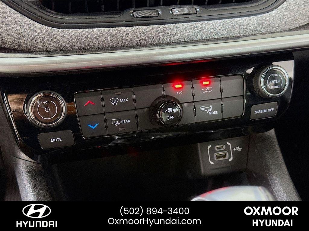 Used 2023 Diamond Black Crystal Pearlcoat Jeep Latitude Lux image 15