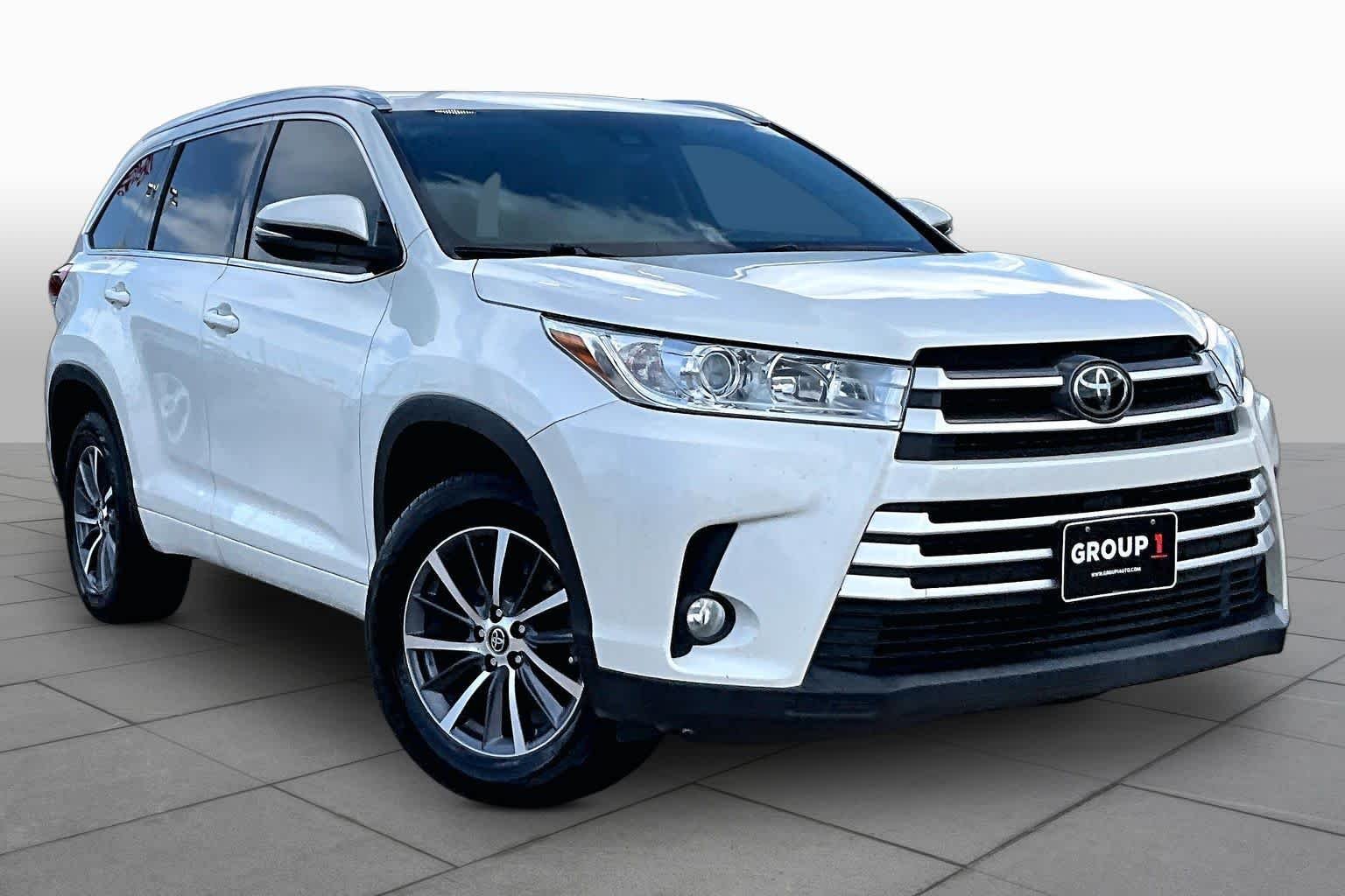 Used 2018 Blizzard Pearl Toyota XLE image 3
