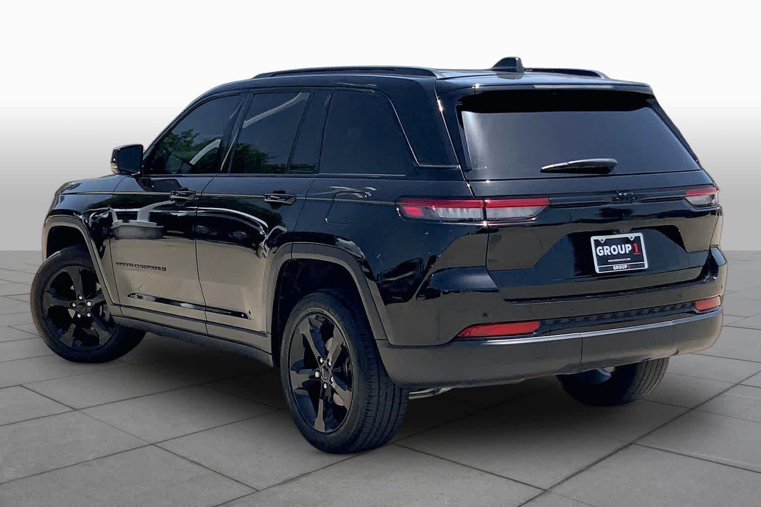 Used 2024 Diamond Black Crystal Pearlcoat Jeep Altitude X image 12