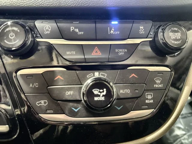 2024 Chrysler Pacifica Touring L - Photo 12