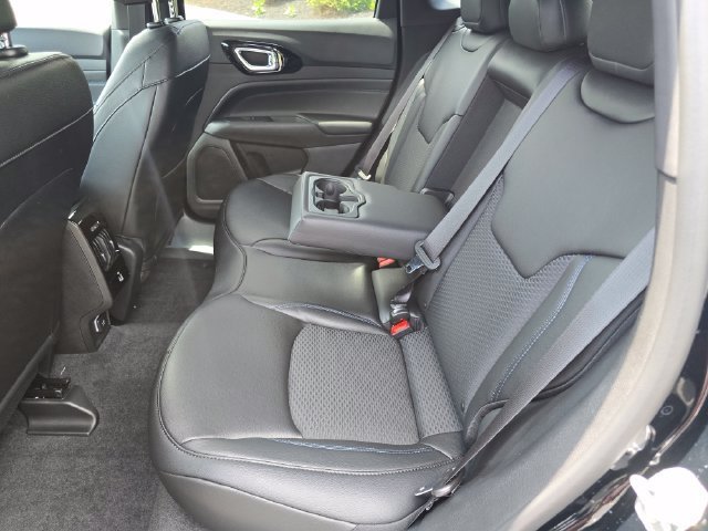 New 2026 Diamond Black Crystal Pearl-Coat Exterior Paint Jeep Latitude image 31