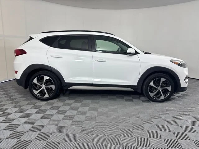 Used 2018 White Hyundai Value image 33