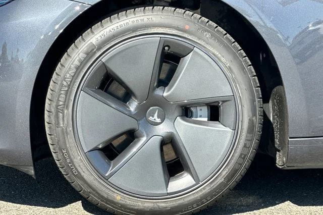 Used 2023  Tesla Base image 28