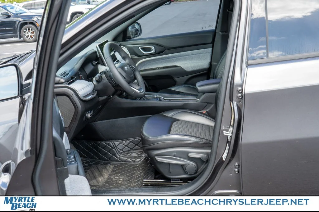 Used 2023 Crystal Metallic Jeep Latitude image 17