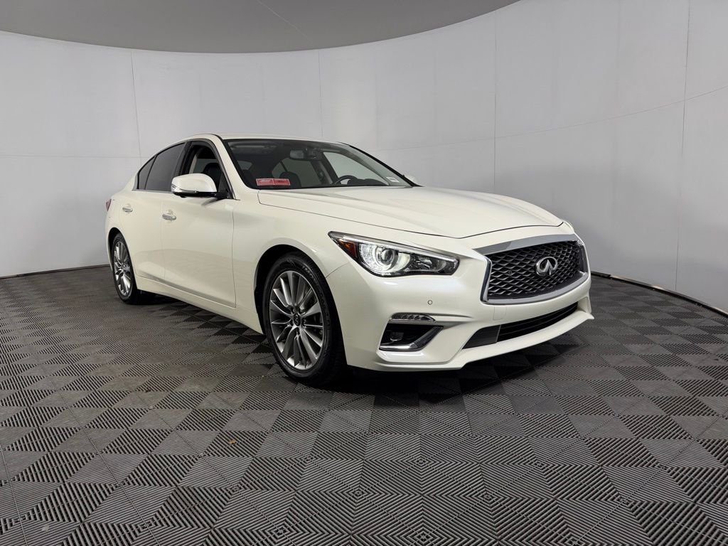 Used 2023 White INFINITI LUXE image 3