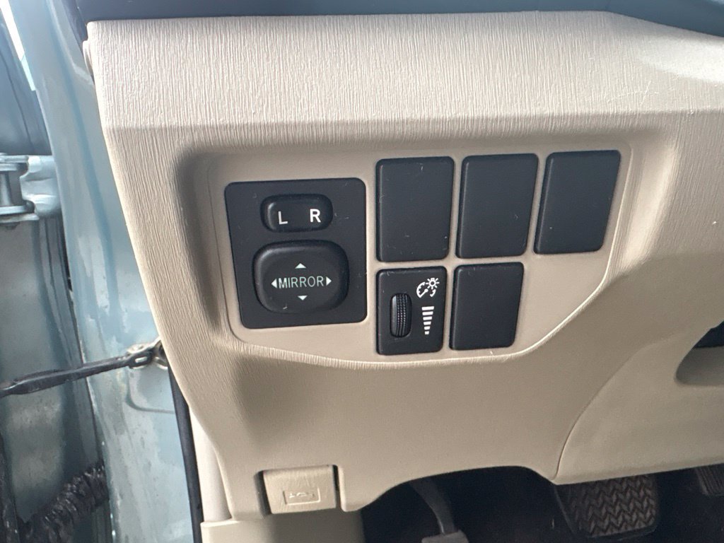 Used 2014 Pearl Toyota Three image 13