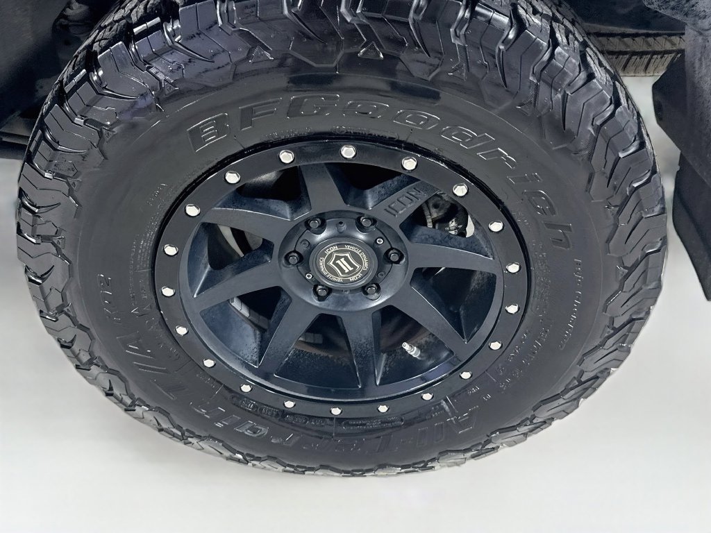 Used 2018 Midnight Black Metallic Toyota SR5 image 35