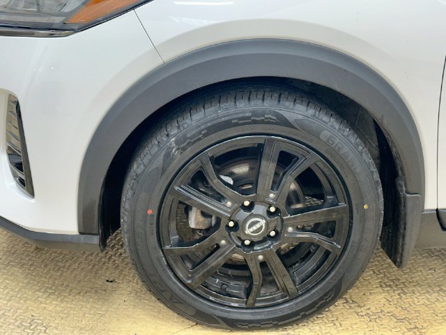 Used 2022 White Nissan SR image 19