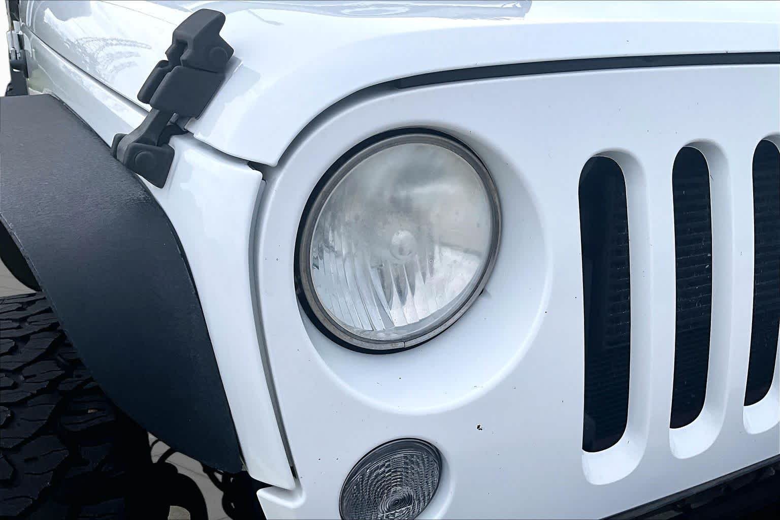 Used 2014 Bright White Clearcoat Jeep Sport image 26
